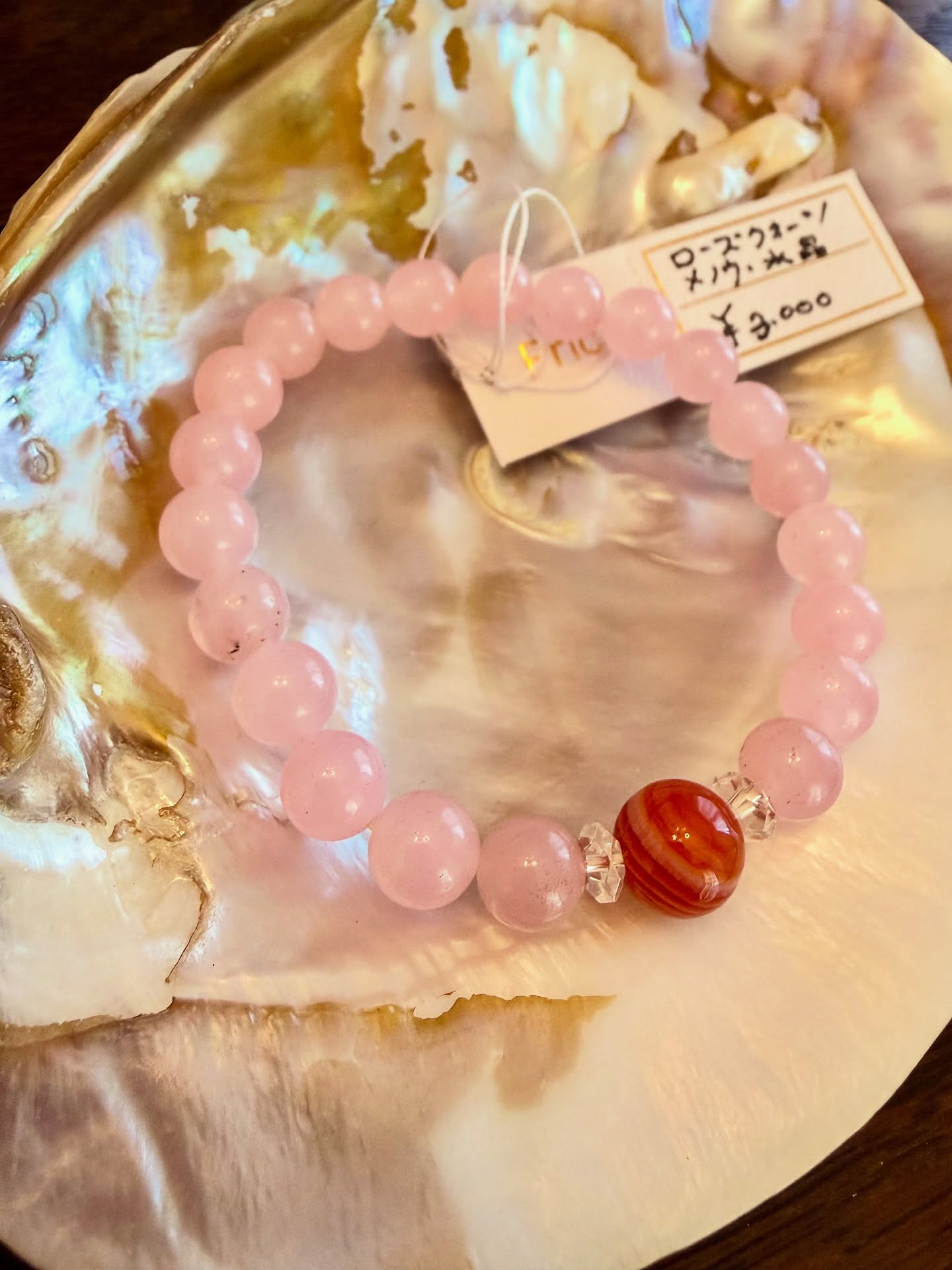 自由が丘のサロンNEW MOONで眠ってる石たち
必要としている人がきっといるはずだから
届けたい🪽

こちらは女性の味方といえばのローズクォーツ！
持ち主の愛情を守り、豊かさを受け取る土台である自己肯定感を高めてくれます

あと、美容のお守りとしても人気🪬

ワンポイントの赤メノウは、ふわふわ優しいローズクォーツにピリッとしたエッセンスを加えてくれてます

赤メノウは情熱と活力のお手伝い❤️‍🔥

あなたはどんなパワーストーン ブレスがお好みですか？
気になるものがあれば、お気軽にDMしてくださいね〜