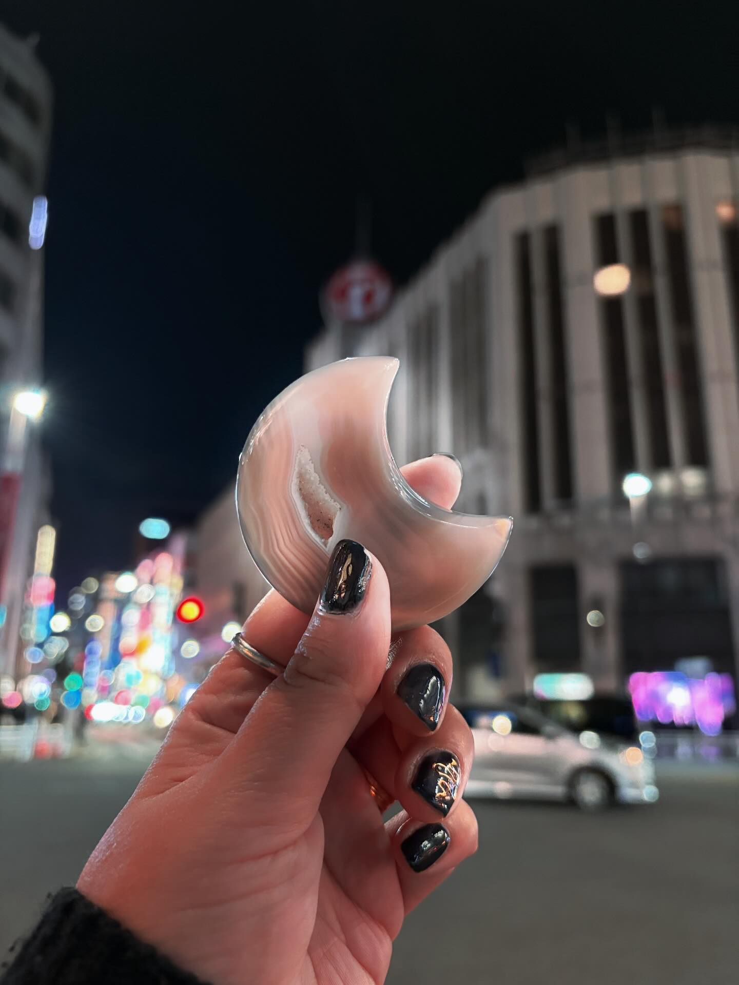 占いだけに留まらない、生きやすくなるためのナビゲート🗺️

昔の私は、うまくいかない現実を環境や誰かのせい
さらに自分に自信が持てない「他責思考」の泥沼にいました

そんな私を救ったのは、タロットを勉強中に出会った「宿曜占星術」
宿曜を学んでいく中で自分の「本質」と「価値」を認めた瞬間、私の世界線は劇的に書き換わりました

他責から自責へ
執着から信頼へ

「心が軽くなれば、現実は後からついてくる」
それを身をもって体感した今、私の元には必要な縁やチャンスが、向こうから舞い込んでくるように
手に入らないものへの焦りは消え、今は「縁があれば、ベストなタイミングでやってくる」とどしっと構えていられます

私がお届けしたいのは、単なる「当たる・当たらない」の占いではありません！

あなたが自分の価値を認め、自分の人生の主導権（ハンドル）を取り戻すためのナビゲート

どん底を経験し、自らの手で「自由」を選んだ私だからこそ伝えられる言葉があります
次はあなたが軽やかに、自分らしく人生を動かし始める番です

#占い
#自由が丘 #人生のナビゲート
#願望実現
#ノマド占い師