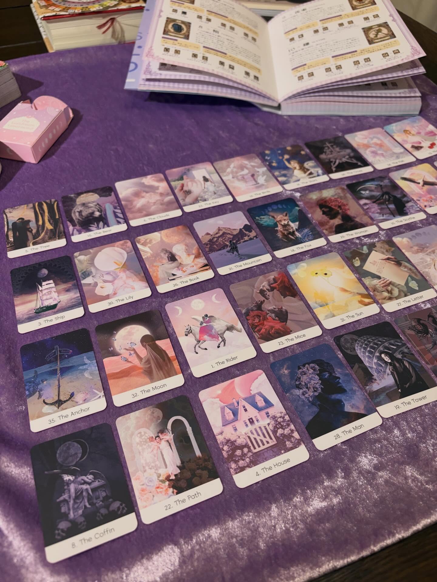 タロットの合間に、ルノルマンカードでグランタブロー🔮

ルノルマンカードはまだまだ勉強中
久しぶりに並べました

タロットより一枚一枚シンプルで、ハウス読みは順番に読んでいくので読みやすいかな？
時々AIにも聞いたりして、違う視点をくれるのも面白いのです🤔

試しに今後3ヶ月の流れを読んでみました

🍕淑女（私）が熊の位置
自分でなんとかしようとしない、圧倒的な力がサポートしてくれてる
🍕熊はクローバーの位置
小さな幸運やラッキーが後から大きなチャンスに化ける
🍕クローバーが錨の位置
その大きなチャンスが安定し、基盤となる
🍕錨は塔の位置
安定、基盤が自分の地位を上げてくれて一つ上の視点から物事を見るようになる

と、こんな感じでなかなか興味深い流れが見えてきます

願望実現、人生をどう流れるかをルノルマンカードで読むのも面白いと思いませんか？

ご希望があれば、グランタブローでも占います🔮
本片手に、にはなりますが 笑

#ルノルマンカード
#グランタブロー
#自由が丘
#占い
#次元上昇