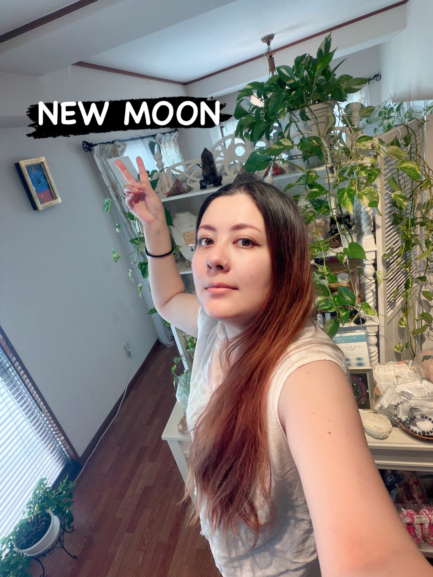 こんにちは🌞
風邪からほぼ復活の占い師エリスです

本日は自由が丘のフォーチュンサロンNEW MOONにて対面鑑定をしてます！
予約不要、飛び込み歓迎🫶

新生活が始まる中、いろいろと気持ちが沈んだり上がったり
新しい出会いもあれば、悲しい別れもあったでしょう

運気の流れを味方につけたいなら宿曜占星術
この先の行動指針を設定したいならタロットカード
👆この２つが合わさると最強なんです！

オンライン鑑定も受付中
詳しくはプロフィール欄をチェックしてね📩

今後、もっと気軽に相談できる場を作ったり、モニターさんの募集なども行う予定です
こちらも要チェックですよ〜👀