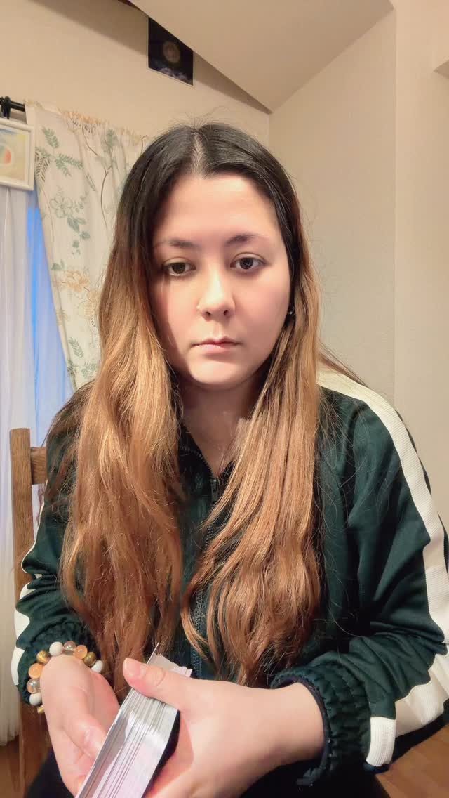 そもそも占いで人を癒そうなんて、おこがましい

そこで今日はビシッと一枚タロットリーディング！

他人の目とか評価とか気にしてたら、自分の心はどんどん死んでいく
死んだ心で何を望んでも、うまくいかないのは当たり前ですよね？

出たカードはソードのナイト
今あなたに必要なことは、とにかく進め！
周りなんか蹴散らして
打たれそうな杭を、逆に振り回してみて

突き進んだ先に答えがあるのだから！

今月の対面鑑定は今日まで！
また来月のスケジュールはお知らせします〜🗓️

#tarotreadings