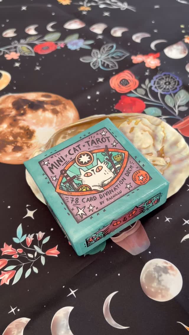 こんにちは〜
今日はMINI CAT TAROTでワンオラクル❣️

【カップの2】
今、あなたの心にふと浮かんだ人はだれですか？
その人との調和が今のあなたに必要なこと、なのかも

まずは自分の心を整える
今、自分の思考と意識はどこにある？
自分の波動を整えて、あの人と波動を合わせてみれば
素敵なハレーションが起こります🌟

自由が丘フォーチュンサロンNEW MOONでは、占いの他にパワーストーンやマインドフルネスグッズの販売もしています！

ぜひ気軽に遊びに来てね
宿曜占星術とタロットカードであなたの理想の人生へご案内🫱🫱